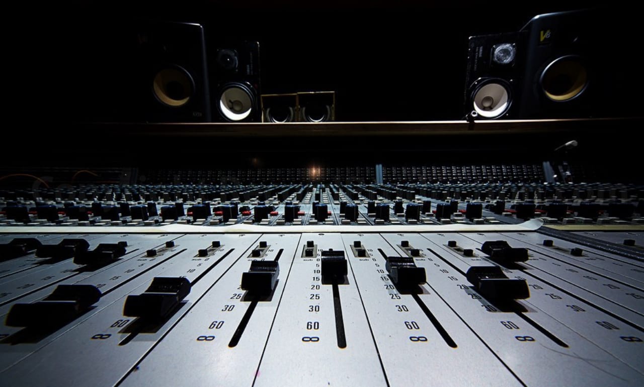 Звук ис. Микшерный пульт для FL Studio 20 арт. Микшер музыкальный m10i. Музыкальная студия. Студия звукозаписи.