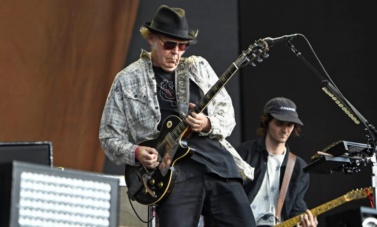 Neil Young retira su música de Spotify por mentiras sobre COVID en la plataforma￼