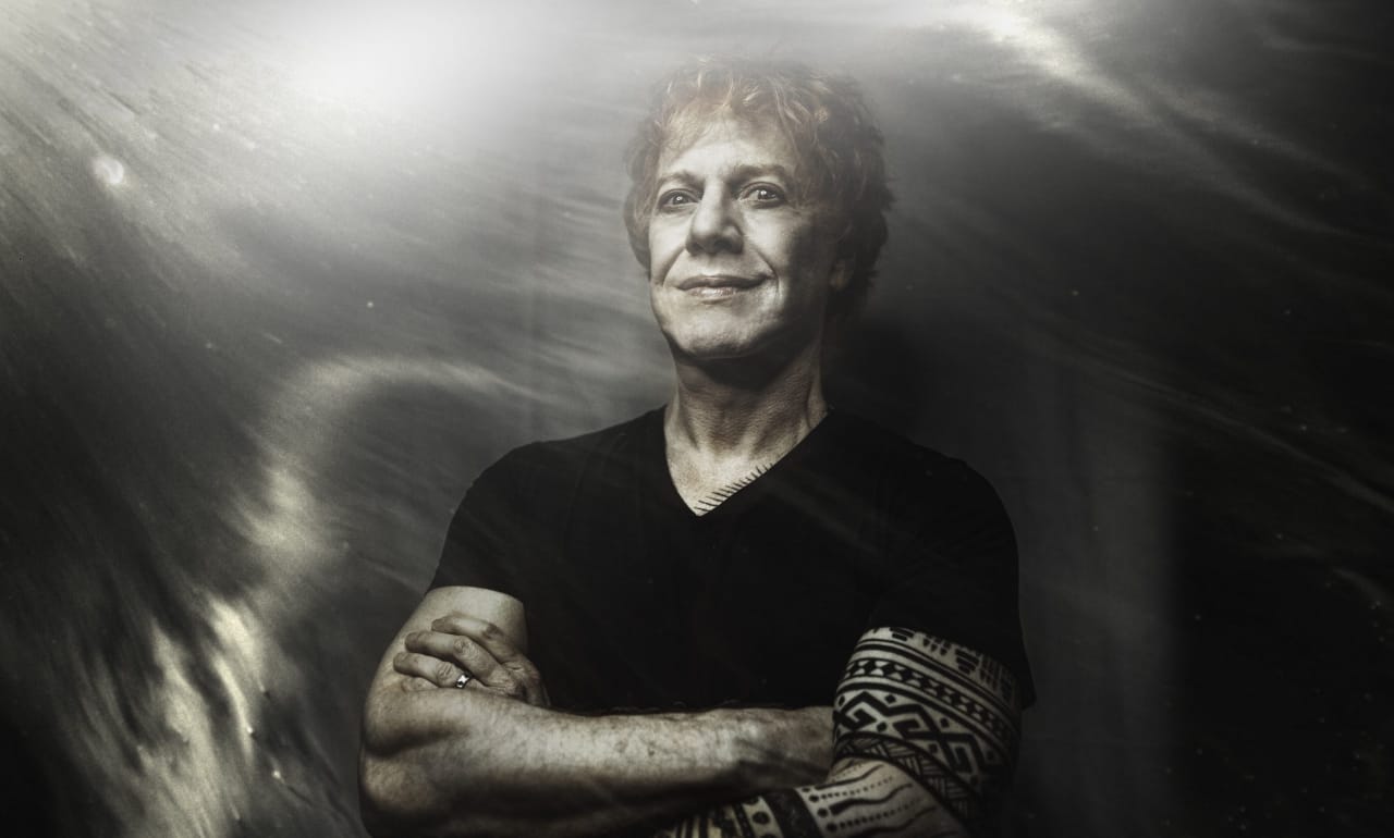 Escucha a Iggy Pop recitar 'Kick Me' de Danny Elfman Rolling Stone en