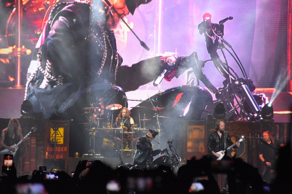 La legendaria banda británica de heavy metal se presentó ante un Movistar Arena repleto y homenajeó a Lionel Messi