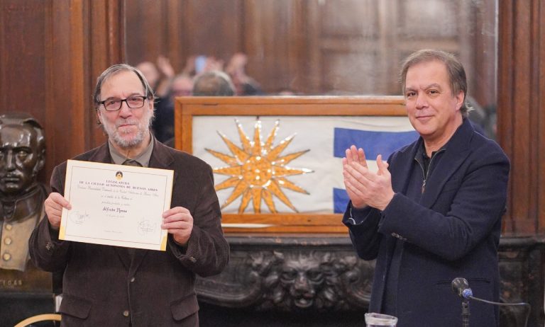 Alfredo Rosso muestra su flamante diploma. A su lado, el legislador Roy Cortina.