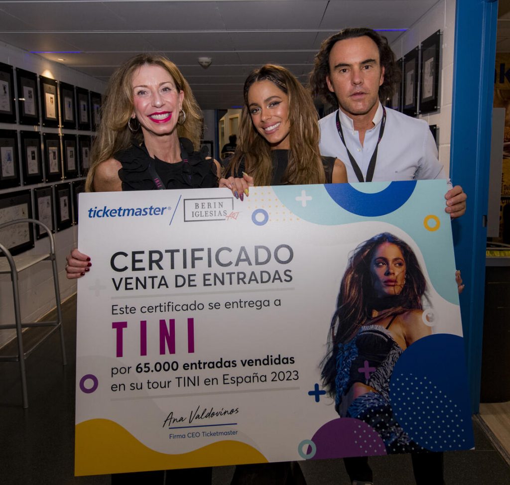 Tini (Centro) con el certificado de la venta de 65.000 tickets en España de la mano de Jorge Iglesias (derecha), CEO de Berin Iglesias y de Ana Valdovinos, CEO de Ticketmaster