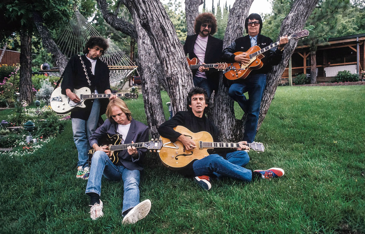 John, Paul, George, Ringo. TOP 3 - Página 6 The-Traveling-Wilburys-genesis-de-un-supergrupo
