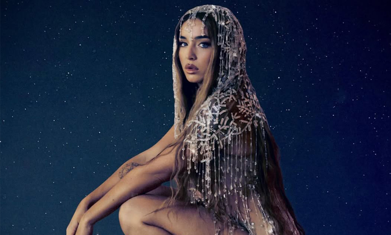 Lola Índigo proclama el poder femenino en ‘Tus iniciales’