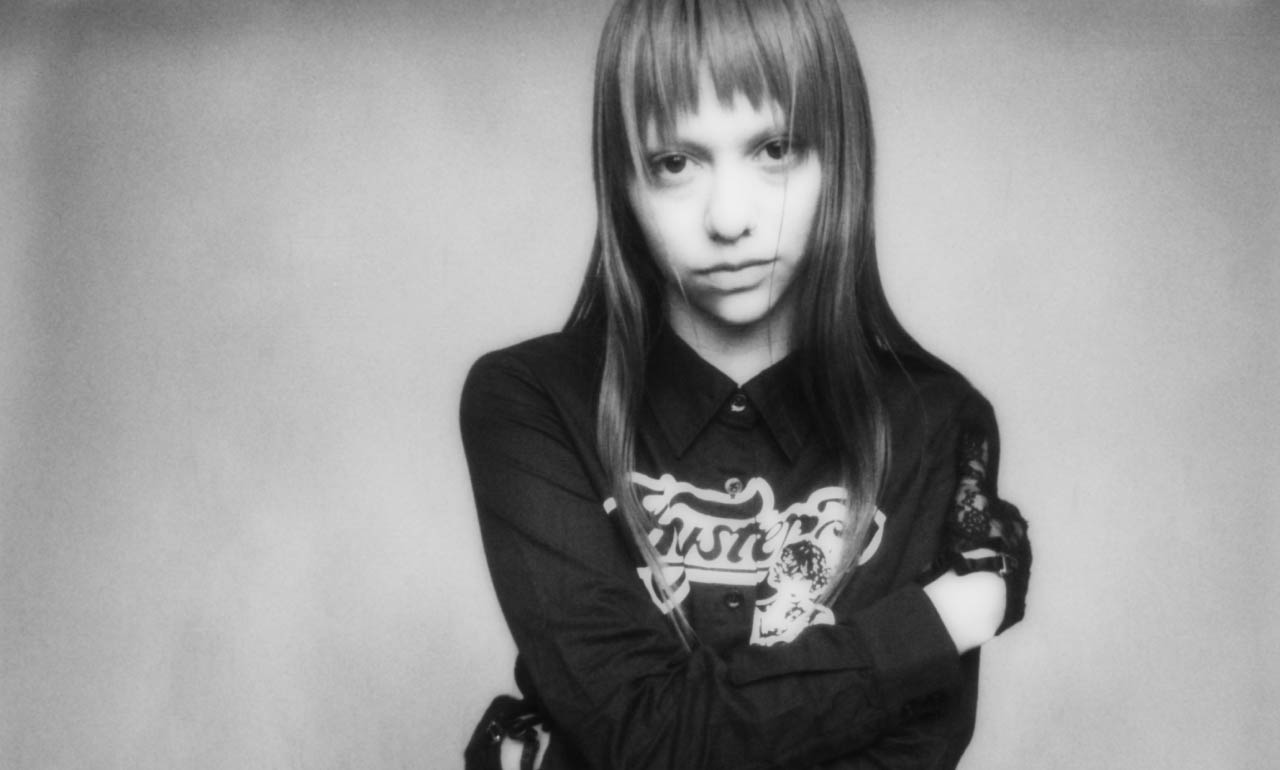 Lucy miró al mundo y notó que está girando: el próximo álbum de AKRIILA