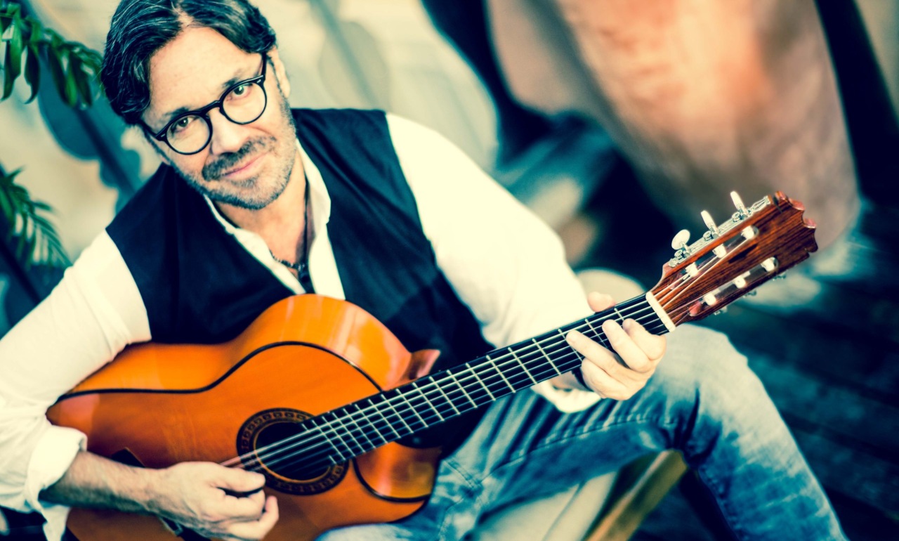 Al Di Meola: El Virtuoso Guitarrista que Continúa Definiendo la Fusión Musical Global