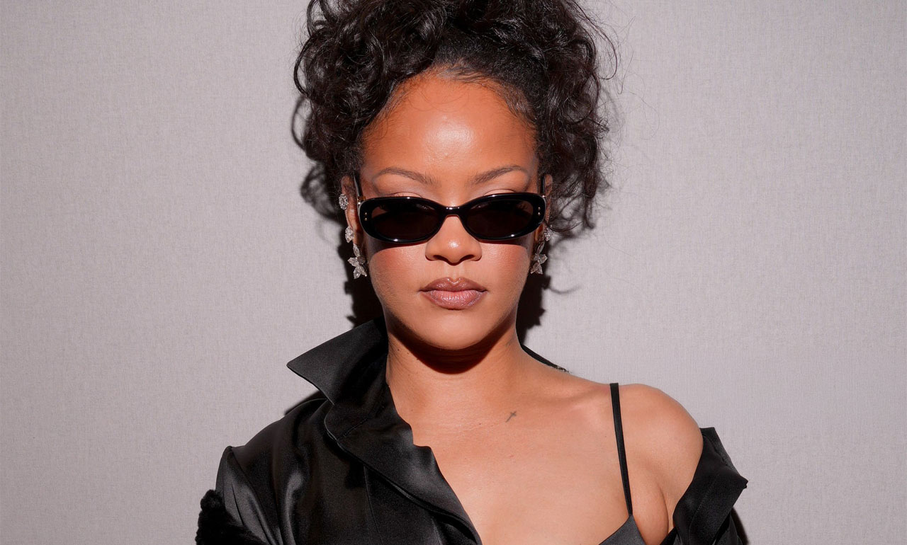 Imagen editorial para Rihanna causa furor con atrevida sesión de lencería transparente para Savage X Fenty